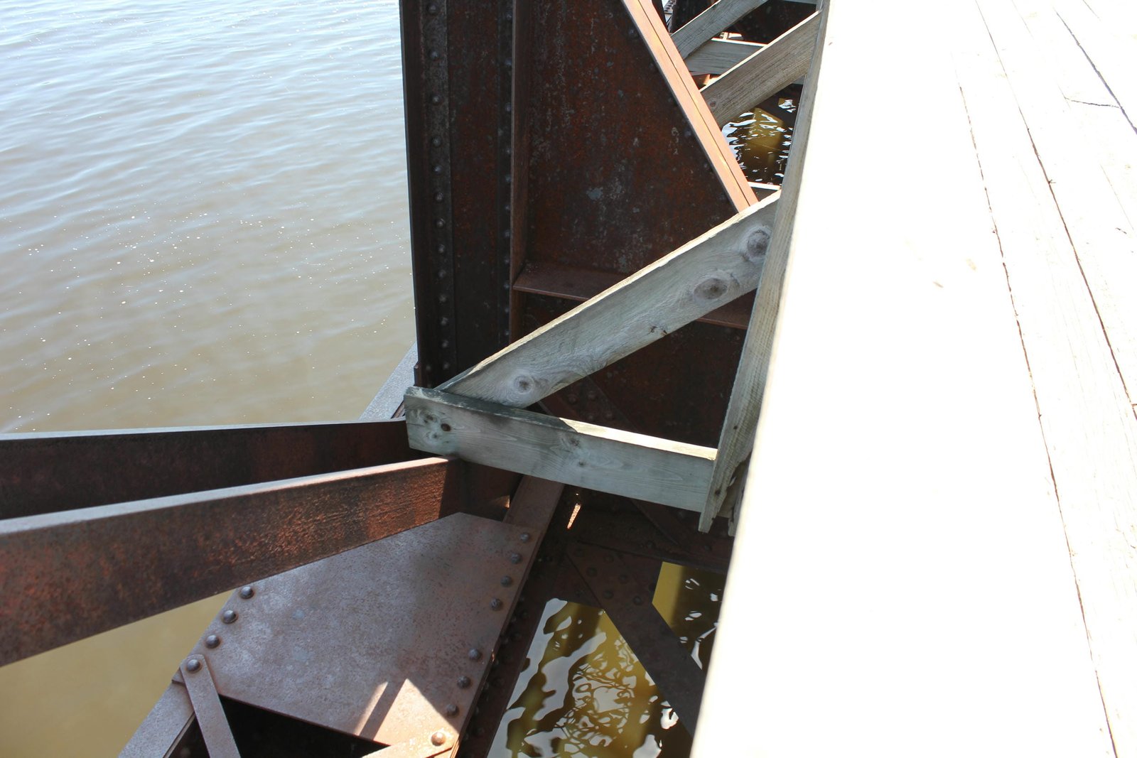 Lower connection